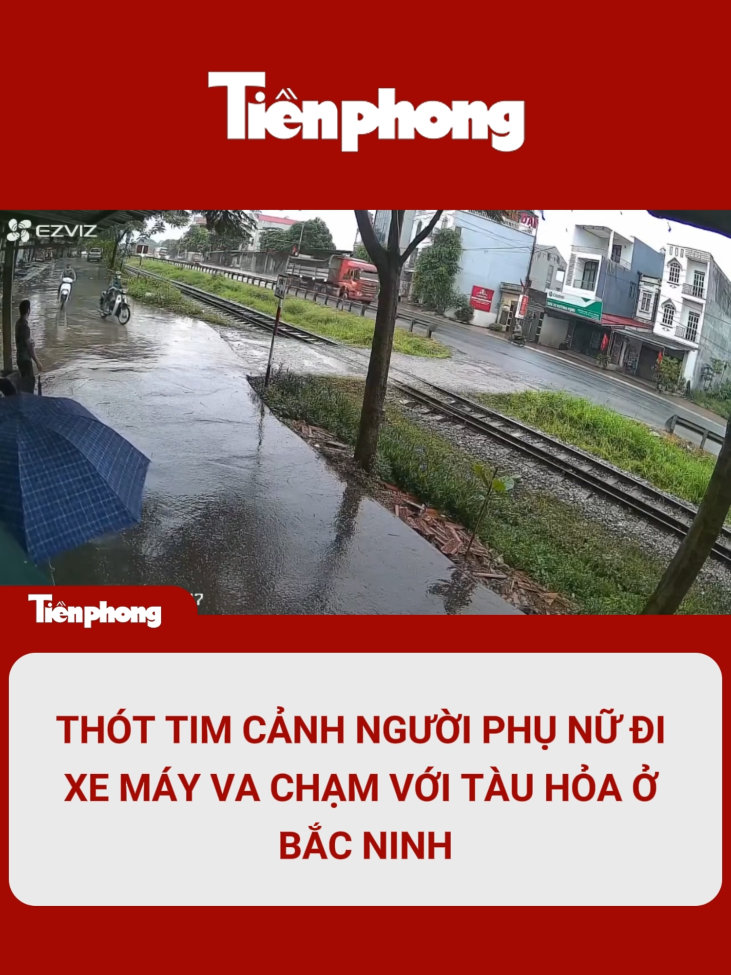 TPO - Một clip ghi lại cảnh tượng xe máy va chạm với tàu hỏa tại điểm giao cắt ở xã Lạng Giang (Bắc Ninh). #tienphong