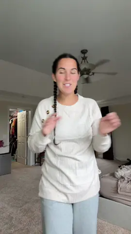 That perfect throw-on top for jeans + leggings 🍂 Soft, lightweight & flattering 🙌 #FallStyle #OOTD 