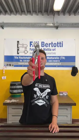 FERMATE LA RICERCA! Ho trovato il mio nuovo attrezzo preferito! 🤩  E chi lo avrebbe detto che avrei trovato un attrezzo che mi sarebbe addirittura piaciuto di più della classica Cobra?! 😛 La SmartGrip di @knipex offre infatti una regolazione automatica dell’apertura, un’ottima accessibilità grazie alla sua forma affusolata e la classica affidabilità marchio di casa Knipex! 😁 Per me questo è un pezzo che non può mancare nella borsa di un buon idraulico; che dici, la proverai? 😉 #Knipex #plumbing #idraulico #plumber #hack       