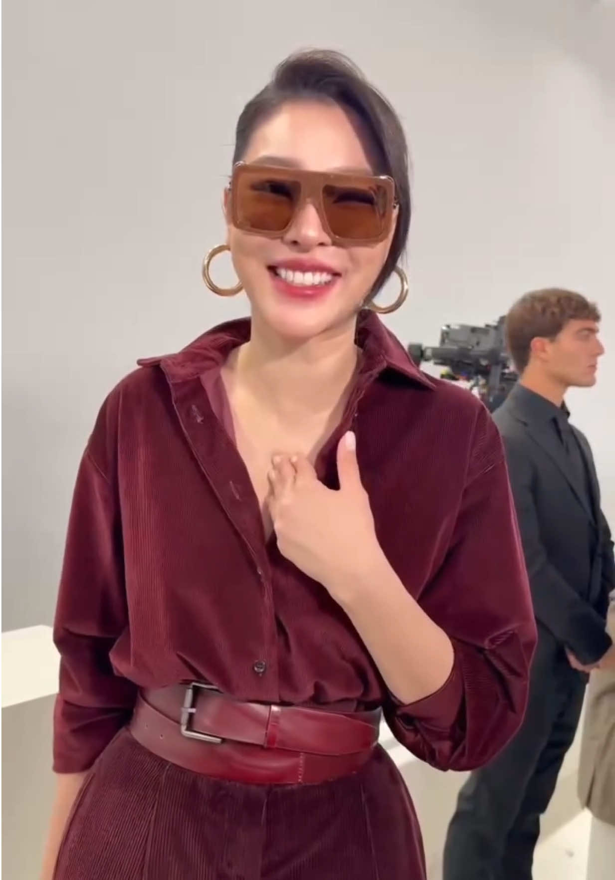 In a lush head-to-toe burgundy look, #FayePeraya enters the scene at Max Mara, for the house's spring/summer 2026 show in Milan. #VogueSingapore