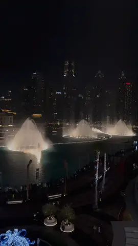 Dubai Fountain>>>>>>>>> #dubai #itsmelara💋 #foryou #fyp #foryoupage 