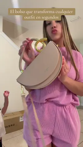 Un bolso no solo es un accesorio… es una declaración de estilo. Este diseño minimalista con detalle dorado es perfecto para elevar tu look sin esfuerzo. Ideal para salidas de día o de noche, con el tamaño perfecto para llevar lo esencial. ModernMomStyle #A#AccesoriosQueAmanB#BolsoEleganteO#OOTDInspoFashionMom 