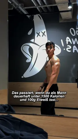 Viele Männer denken: weniger = besser. Aber wenn du dauerhaft unter 1500 Kalorien und unter 100 g Eiweiß isst, schadest du deinem Körper, nicht nur deinen Fortschritten 👇 💡Wenn du Hilfe brauchst, um endlich Fortschritte zu machen, folg mir auf @sayedontrack für mehr Tipps! 5 Dinge, die dann passieren: 1️⃣ Stoffwechsel fährt runter: Dein Körper denkt, er sei im Überlebensmodus. Weniger Kalorienverbrauch, weniger Fettverbrennung, und jeder „Cheat“ haut dich komplett aus der Bahn. 2️⃣ Muskeln statt Fett verlieren: Ohne genügend Eiweiß greift dein Körper deine Muskeln an. Ergebnis: weniger Kraft, schlaffer Körper, langsamerer Stoffwechsel. 3️⃣ Hormonhaushalt leidet: Zu wenig Kalorien = sinkender Testosteronspiegel. Du fühlst dich müde, antriebslos und energielos im Alltag. 4️⃣ Heißhungerattacken: Dein Blutzuckerspiegel bricht ein. Folge: Fressflashs am Abend, die dich direkt wieder zurückwerfen. 5️⃣ Gesundheit schwächt: Zu wenig Mikronährstoffe = schlechter Schlaf, schwaches Immunsystem, höhere Verletzungsanfälligkeit. Du bist einfach nicht mehr belastbar. 👉 Achte auf genügend Kalorien und Protein, dein Körper wird es dir danken! 💪 #ernährung #nutrition #GymLife #muskelaufbau #fyp 