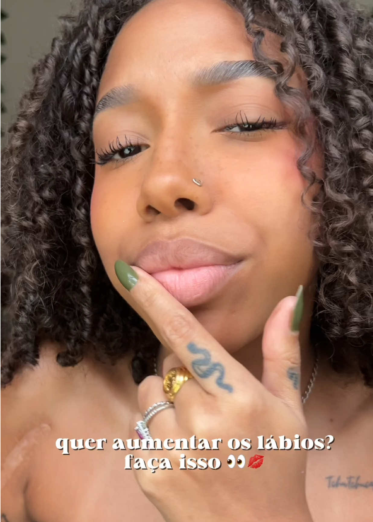 Lábios volumosos? 👀💋 Essa dica de tchutchuca vai te salvar naquele dia que você quer lábios mais suculentos e volumosos 🤫 Produtos usados: -paleta BT holiday linha Bruna Tavares  -lápis BT lip shape cores beige rosé e cor taupe brown  -lapis labial bauny cor avelã #lipcombo #lips #ombrelips #makeuphack #beautyhack 
