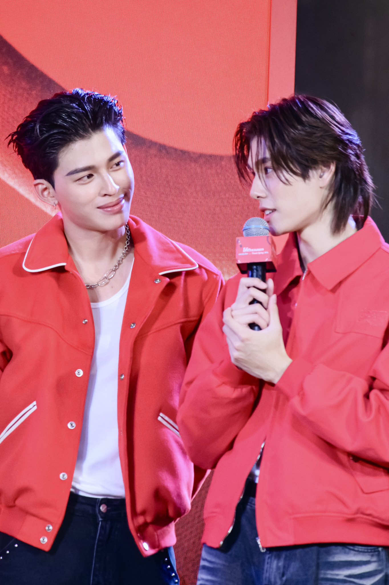 🐼 vấp vào chân 🍞, 🐼 quay lại xin lỗi và thứ duy nhất 🍞 để ý là sợ e ngã đưa tay ra đỡ với ánh mắt quan tâm... Tim mị 🫠🫠🫠 #ปอนด์ภูวินทร์ #pondphuwin #ppnaravit #phuwintang #COKERecycleMePondXPhuwin 