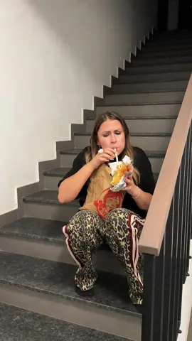 Oare sunt rea că nu am împărțit cu fetele? 😅 Dar au venit neanunțate și comandasem mâncare doar pentru mine. Anyways, să știți ca de acum, dacă aveți poftă de Wendy’s și vă este prea lene să ieșiți din casă, puteți să dați comandă pe Glovo (și să vă rugați să nu vină niciun prieten neanunțat în vizită) Iar ca să fie treaba și mai bună, Wendy’s România au și un giveaway tare simpatic odată cu această lansare, despre care puteți afla mai multe pe pagina lor. (AD) @wendysromania @Glovo România  #wendysromania  #wendys   #fypromania  #romania  #fyp