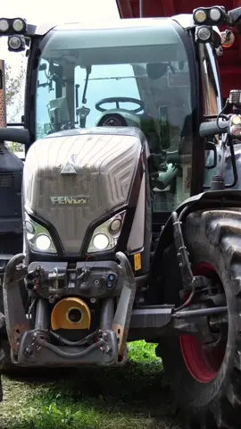 Teil 8 | @_agrar_kilian in der Malsernte!🌽  Das ganze Video gibts auf YouTube bei “AgrarNils” zu sehen!🎥🚀 Kilian ist Landwirt im zweiten Lehrjahr. Der 18 jährige arbeitet neben seiner Lehre auf dem Pacht-Betrieb seines Onkels. Vielleicht kennt ihr Kilian schon aus einem ziemlich viralen Video, wo er sein Zeugnis mit dem Traktor abgeholt hat.  Heute steht aber Maishäckseln auf dem Plan und wir werden Kilian dabei begleiten - Das Wetter drückt jedoch und es ist nicht klar, ob es trocken bleibt. Besonderheit heute ist außerdem, dass der gehäckselte Mais nicht in die Biogasanlage kommt, sondern wird zu Maisballen für die Kühe gepresst wird. Davor muss aber noch einiges organisiert und vorbereitet werden. Kilian brennt einfach für die landwirtschaft und das werden wir heute auch zu spüren bekommen. #landwirtschaft #fendt #mais #häckseln