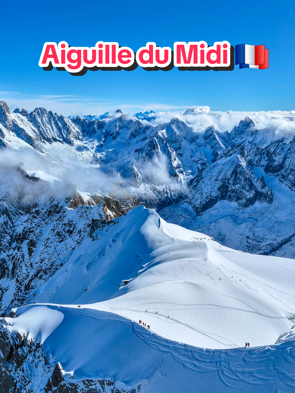 Encore une belle journée à 3842m en altitude ! 🌟  Depuis le sommet de l'aiguille du Midi accessible depuis Chamonix en téléphérique 🚠 #chamonix #montblanc #mountains #montagne #aiguilledumidi 