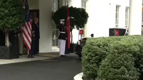 Cumhurbaşkanımız Sayın Recep Tayyip Erdoğan;  ABD Başkanı Trump, Cumhurbaşkanı Erdoğan'ı Beyaz Saray'ın kapısında böyle karşıladı... #Washington #Beyazsaray #Trump #RecepTayyipErdoğan  @Recep Tayyip Erdoğan | Dijital 