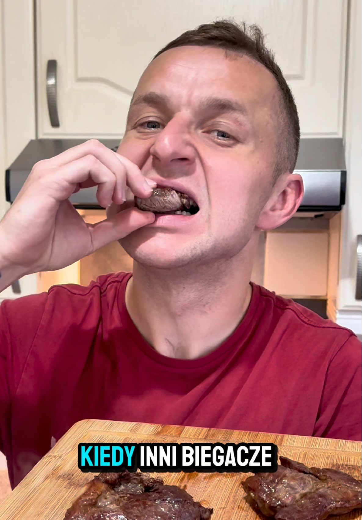 🔥 Kiedy inni biegacze przed ultra ładują się owsianką i makaronem, ja robię odwrotnie – ładuję TŁUSZCZ. Dwa dni przed startem w Cheshire Ring Ultra 160 km – kawa, jajecznica na maśle ghee, trening i pakowanie obowiązkowego sprzętu. Przy takim wysiłku nie ma miejsca na kompromisy – każdy detal ma znaczenie. A elektrolity to absolutny must-have na trasie 100 mil. @beketopl wspiera mnie w tym ultra projekcie i mam coś też dla Was ⬇️ 🇵🇱 www.beketo.pl 👉 Kod ULTRA250 – przy zakupach powyżej 250 zł dostajecie elektrolity w kapsułach w PREZENCIE. 🇬🇧 www.beketo.uk 👉 Kod ULTRA60 – przy zakupach powyżej £60 dostajecie elektrolity w kapsułach w PREZENCIE . 💧 To dokładnie te same, które zabieram ze sobą na 160 km. #współpraca #CarnivoreUltrarunner #carnivorediet