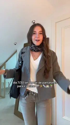 dia 7/30 sin repetir pantalones para ir a clase 😁📚🏫📏 ya llevamos una semana que fuerte jajahaha   pantalones @Subdued  blusa @renatta&go  bolso @brownie  blazer @UNIQLO Europe  #tips #outfits #falloutfits #pantalones #cayetana 