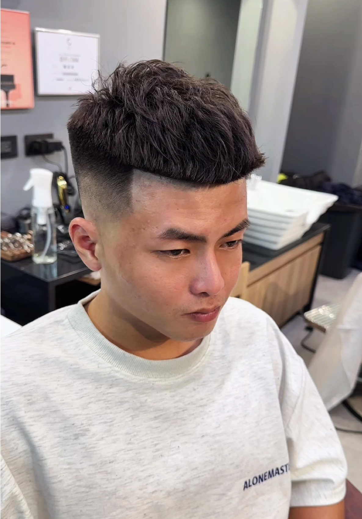 「美式紋理凱撒」吹乾成型！ 「預約請+ Line  ID：@685tpbqt  」 ⚜️萊恩理髮師🦁⚜️ 🔶私訊預約&髮型諮詢： 沒有馬上回覆代表在忙，請耐心等待噢！😉❤️  #男生髮型   #台中西屯區 #美式風格 #男生燙髮推薦 #美式油頭  #台中西區 #台中北區  #台中南屯區  #台中南區   #歐美漸層 #台中剪髮 #台中染髮 #台中男士理髮 #台中市  #台中北屯區 #美式髮型  #barber #美髮設計師 #理髮師 #區塊染 #手棒燙 #男生燙髮 #髮流矯正 #萊恩理髮師 #寸頭 #油頭 #凱薩 #後梳油頭#飛機頭  #紳士逸境 