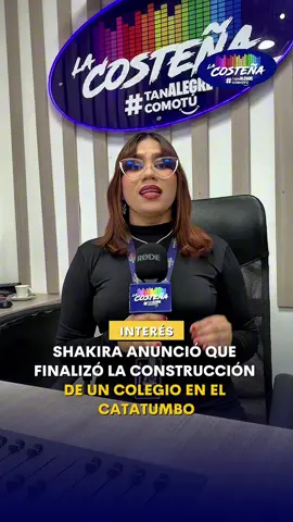 Shakira anunció que finalizó la construcción de un colegio en el Catatumbo: “Los niños de Tibú podrán comenzar un nuevo capítulo en sus vidas” En Tibú, Norte de Santander, más de 1.200 estudiantes tendrán la oportunidad de acceder a una educación de calidad en la nueva escuela construida por la Fundación Pies Descalzos, liderada por Shakira.   El proyecto, que finalizó su etapa de construcción este miércoles, se levanta como un símbolo de esperanza en una de las regiones más golpeadas por la violencia y el conflicto armado. El colegio fue concebido como un Parque Pedagógico, Ecológico y Cultural, que no solo brindará formación académica, sino que también será un punto de encuentro para el desarrollo social y comunitario. Con 34 aulas, laboratorios de física y química, biblioteca, salas de bilingüismo y tecnología, así como talleres de artes y música, la institución ofrecerá un entorno completo y moderno para la formación de los estudiantes. La institución, ubicada en un lote de 30.000 m² donado por Ecopetrol, ya finalizó su construcción, incluyendo una amplia zona deportiva y recreativa con cancha de fútbol, canchas múltiples, pista de patinaje y juegos infantiles. Durante el proceso de construcción se generaron alrededor de 160 empleos directos e indirectos, lo que impulsó la economía de Tibú y permitió que la comunidad local se involucrara en el proyecto. Una vez en funcionamiento, la escuela también servirá como centro de desarrollo comunitario, fomentando la integración social y el crecimiento de la región. El proyecto se hizo realidad gracias a la unión de esfuerzos entre la Fundación Pies Descalzos, la Fundación Howard, el Ministerio de Educación Nacional, la Gobernación de Norte de Santander y la Alcaldía de Tibú. Para Shakira, esta iniciativa demuestra que la educación es capaz de transformar comunidades enteras y abrir nuevas oportunidades para los niños.#shakira 