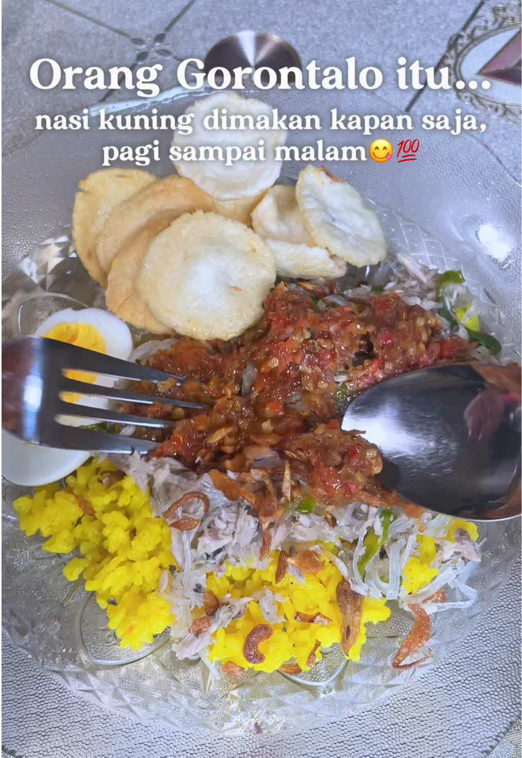 Orang Gorontalo itu punya nasi kuning yang tidak pernah absen dari meja makan, mulai dari warung kecil di pinggir jalan sampai acara besar di rumah. Lebih dari sekadar sarapan, nasi kuning ini hadir di momen penting seperti kelahiran, pernikahan, hingga doa syukuran. Tekstur nasinya lembut, aromanya khas, ditambah sambal pedas yang jadi ciri orang Gorontalo. Makanan ini bukan cuma bikin kenyang, tapi juga simbol rasa syukur dan identitas budaya. Misterinya, rasanya selalu bikin kangen siapa pun yang pernah coba. Bener gak?👀😋🥰💯 . #masakanrumahan #videomasak #cooking #gorontalotiktok #fyp 