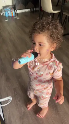 She was singing her heart out with this mic 🎤 #tiktokshop #tiktokmademebuyit #shopping #singing #girlmom 