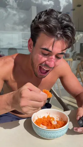 Zanahoria cruda rallada junto con aceite de coco