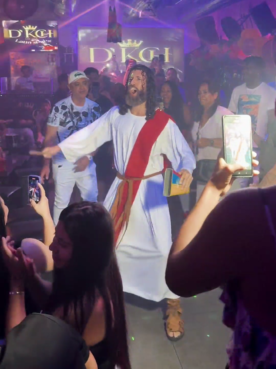 🇨🇴 Jesús Salsero tirando los pasos sagrados, Ya estamos en Colombia papi ❤️🎶 #salsa #salsacaleña #salsacali #salseros #humorlatino              