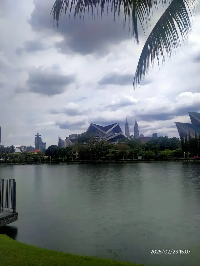 Chilin' with sisters [happy]