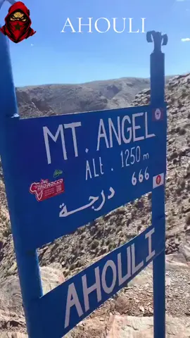 Bienvenue à Ahouli, un lieu unique au Maroc qui semble figé dans le temps ⏳. Ancienne mine de plomb et de zinc, ce village abandonné au cœur de l’Atlas raconte encore les histoires des milliers d’ouvriers qui y ont travaillé dans des conditions extrêmes. Aujourd’hui, Ahouli est un site fantomatique, entouré de montagnes rouges et de paysages grandioses 🌄. Les bâtiments en ruines, les tunnels sombres et les machines rouillées 🏚️ donnent une atmosphère à la fois mystérieuse et fascinante. C’est une destination qui mélange histoire, aventure et frisson 😮. Les passionnés de patrimoine, de photographie 📸 et d’exploration y trouvent un terrain de jeu incroyable. Ahouli, c’est plus qu’un lieu abandonné… c’est un témoignage vivant du passé minier du Maroc 🇲🇦. #Ahouli #Maroc #Exploration #Histoire #Voyage