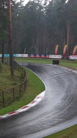 BELAS IMAGENS! E esse drift na chuva? Fica ainda mais bonito com pista molhada, mas haja controle, hein? Tem que ter muita concentração. 🎥: aleksandrbaranovskis