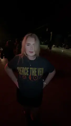 ATTEMPTINGGGG the so far so fake booty shake (we need lotsss more practice) @🤺 #piercetheveil #cooplivearena 