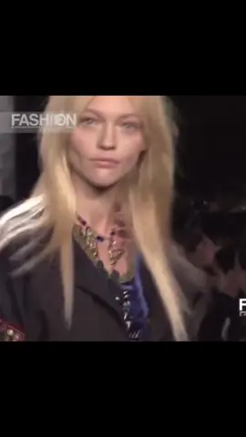 her smile was so lively #sashapivovarova for #annasui  #model #slavicdolls #00s 