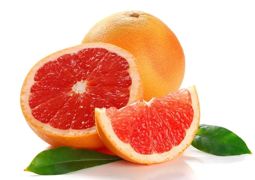 Грейпфрут — экзотический цитрусовый фрукт, который появился как гибрид апельсина и помело. Своё название он получил из-за того, что часто растёт гроздьями, подобно винограду. Внешний вид и разновидности Плод имеет довольно крупный размер, с плотной кожурой жёлтого или розовато-красного цвета. Мякоть может быть как кисло-горькой, так и сладкой — всё зависит от сорта. Существуют белые (или жёлтые), розовые и красные разновидности грейпфрута. Полезные свойства Богат витамином C, который укрепляет иммунитет Содержит антиоксиданты, замедляющие старение Помогает в контроле веса благодаря низкой калорийности Улучшает пищеварение Поддерживает здоровье сердца Применение в кулинарии Грейпфрут употребляют как в свежем виде, так и используют для приготовления: Соков и смузи Десертов Салатов Маринадов для мяса Важные предостережения Несмотря на все полезные свойства, грейпфрут может взаимодействовать с некоторыми лекарственными препаратами. Перед его употреблением стоит проконсультироваться с врачом, особенно если вы принимаете медикаменты. Грейпфрут — это не только вкусный, но и чрезвычайно полезный фрукт, который может стать отличным дополнением к здоровому рациону питания. #грейпфрут 