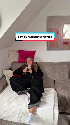 Sie denkt immer ihr halbes Bein ist ab, wenn sie sich stößt😭😭 #wlw #beziehungsmomente #typischbeziehung #beziehungsalltag #humor 