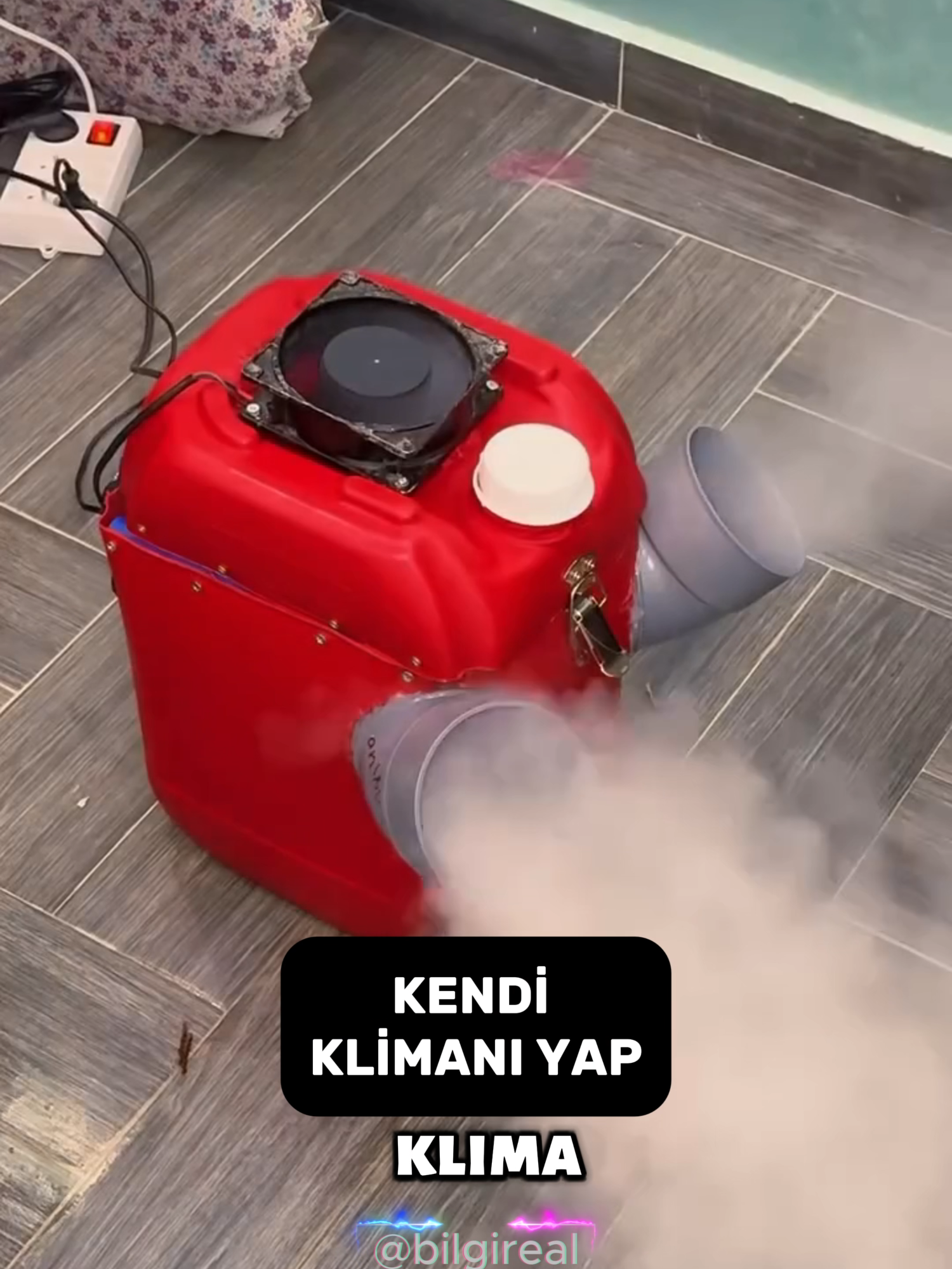 Sende Yapabilirsin. Masrafsız ve Yapımı Çok Kolay. O Yaz sıcaklarında kliması almaya gücü yetmediği için kan ter içinde kalanlar. Tekrar aynı kâbusu yaşamamak için şimdiden hazırlığınızı yapabilirsiniz.  Kendi klimanı kendin yapabilirsin.! Bir bidonun üst kısmını kes, kapak yap. Alt kısma soğuk hava çıkması için iki delik aç. Üst tarafa fan yerleştirmek için delik aç ve fanı monte et. Bidona buz ve biraz su koy. Fanı çalıştır.   İşte ev yapımı klima.  Geniş alanlarda çok etkili olmasa da evde gayet kullanışlı. Serinlik garantili. Ucuz, pratik ve etkili!  @bilgireal #keşfet #bilgi #ilginç #tuhaf #motivasyon