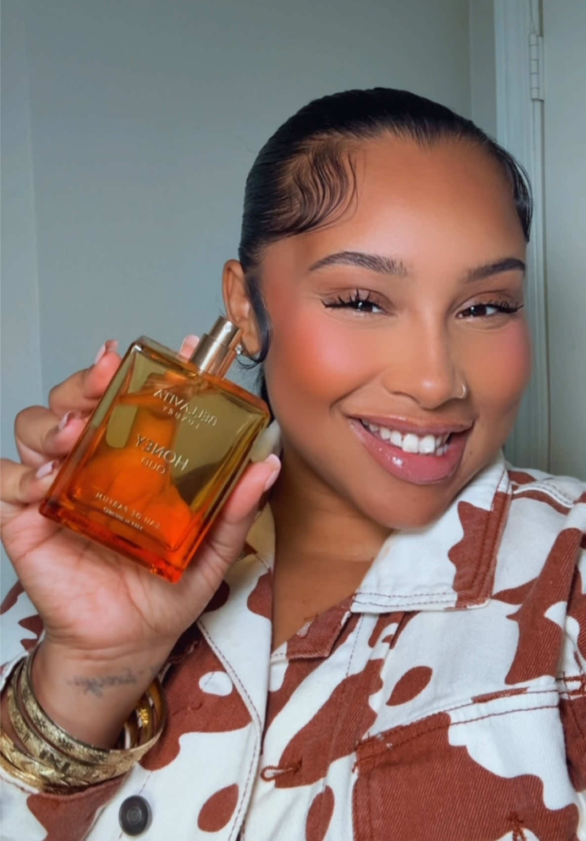 This right here is a must have especially going into fall 😍😍😍 I love the way this smells. It’s long lasting and has a sweet warm woddy vibe  #bellavitaluxury #honeyoud #perfumetiktok #perfume #fallperfume 
