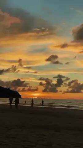 I guess it's not a bad idea for a change of scene, to come and feel the sea breeze of this vast ocean. Besides, it's a great place to relax. #oneday #wherehaveyoubeen #CapCut 