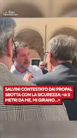 Una contestazione silenziosa a San Benedetto del Tronto, due assai più rumorose a Offida e Ascoli Piceno. E alla fine il ministro dei Trasporti Matteo Salvini non ce l’ha fatta più e ha sbottato.  Direttamente con gli uomini della sicurezza: “Non è possibile che siano autorizzati a stare lì di fronte, non è possibile”, ha urlato agitato nel chiostro di San Francesco, ad Ascoli, dove ha tenuto un comizio al gazebo della Lega in vista del rush finale della campagna elettorale per le regionali nelle Marche. L’articolo di Andrea Tundo su Il Fatto Quitidiano.  #ilfattoquotidiano 