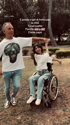 Vedendo tanti di questi video mi sono chiesta: chissà se anch’io avrei camminato come il mio papà. Tanti papà hanno insegnato ai propri figli a fare i primi passi, a correre verso la mamma, ad andare in bici senza mani. Sono immagini che scaldano il cuore, ma che per me restano sospese, come se appartenessero a un film che non ho mai girato. Mi dispiace non essere stata quel tipo di figlia, quella che ricorda la sua mano grande che la sorregge, o la voce che incoraggia con un “brava, ce la fai”. Ma allo stesso tempo ho la certezza di aver ereditato qualcosa di ancora più prezioso: la sua risata. Rido come lui. Con la stessa forza, con lo stesso sorriso aperto che sembra spalancare la vita. E quando è sincera, quella risata diventa un po’ buffa, quasi da foca… proprio come la sua. Ciao Pa’… alla fine siamo simili ❤️  #papà #amore #disabilità 