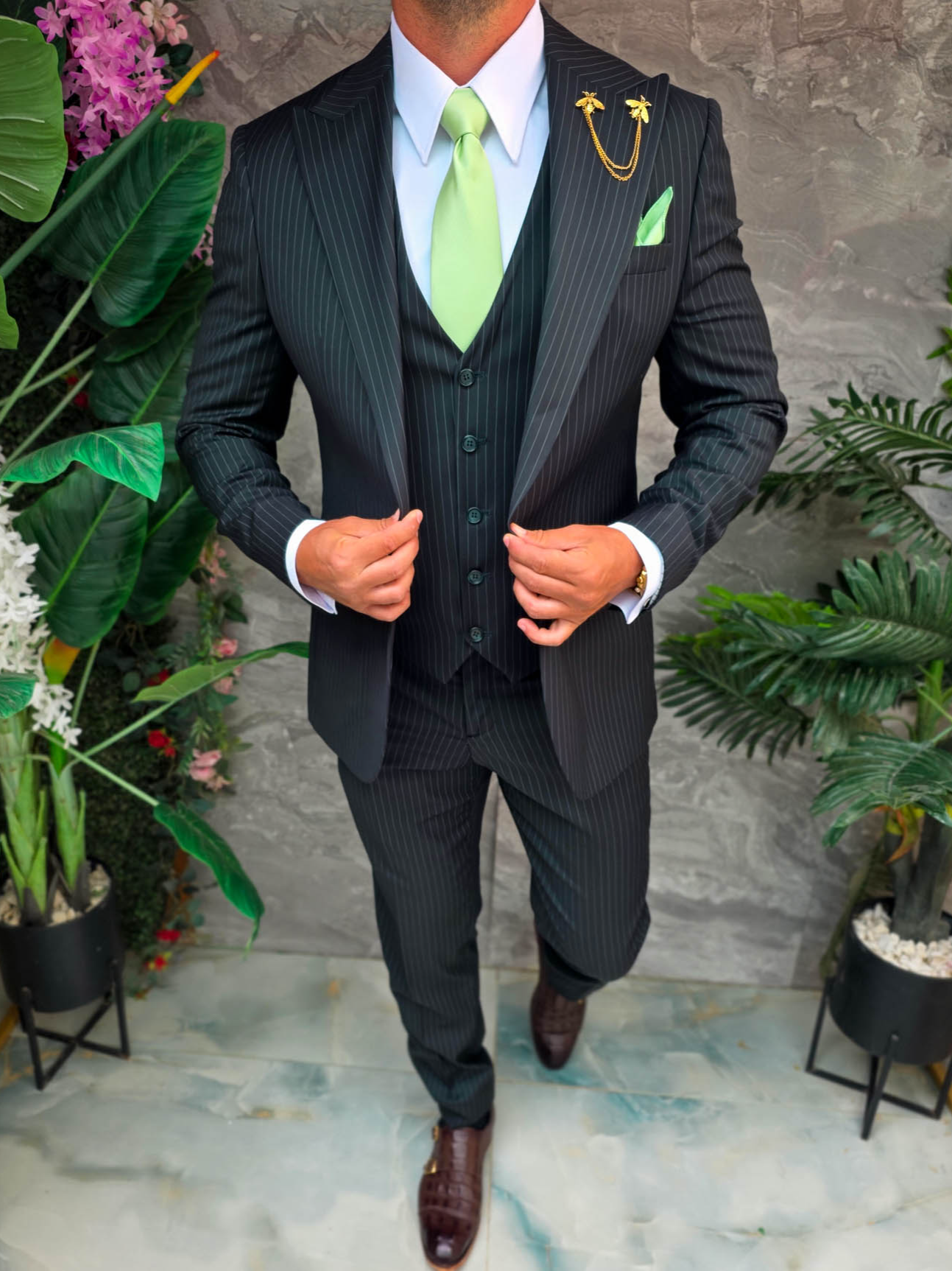 Costum Bărbătesc Slim-Fit 3 Piese – Dungi Fine, Verde Închis – C5311 Pret: 990lei  Un costum deosebit, creat pentru bărbatul modern care vrea să transmită putere, rafinament și încredere. Țesătura premium din 100% lână Super 200’S și croiala slim-fit conferă eleganță impecabilă, ideală pentru evenimente, business sau ceremonii. #костюми #trajes #abito #suits #öltönyök #4you #κοστούμια #костюмы #costumebarbati #nunta2025 #uk #paris #costumemire #costumenas