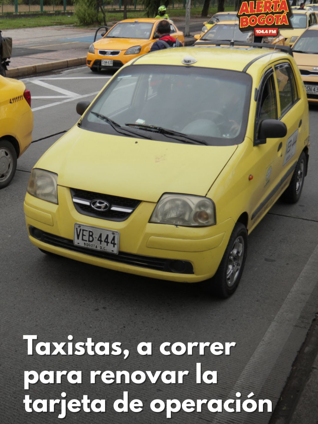 A #taxistas les cogió la noche: tenían plazo hasta este jueves 25 de septiembre para realizar la renovación de la tarjeta de operación. Teniendo en cuenta que quedan pocas horas para vencerse el plazo, al #CentroComercialCarrera los #conductores hicieron largas filas para hacer el trámite.