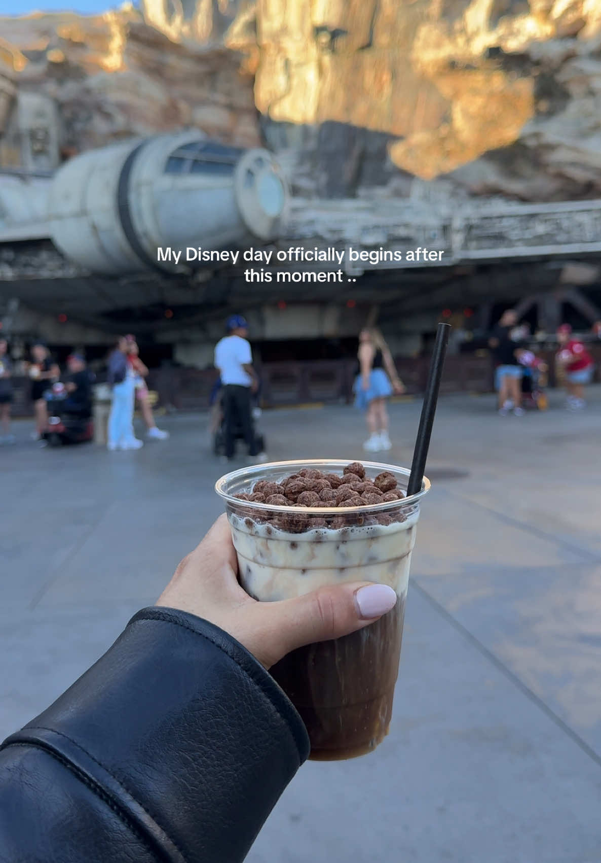 The wait is real… but soo worth it 🖤💫 @Disney @Disney Parks #disney #disneyland #foryoupage #disneyparks #disneyfood #disneyday #disneylover #disneyparks #galaxysedge 