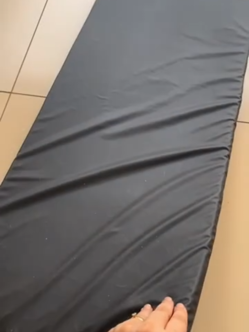 Transforme seus treinos em casa com o Colchonete de Academia Premium 🏋️‍♀️✨. Feito com material resistente, confortável e de fácil limpeza, ele é ideal para exercícios de alongamento, yoga, pilates e treinos funcionais. Mais segurança para sua coluna e mais performance para seus resultados! #treinoemcasa  #fitnesslife   #academia  #saúde   #treinoemcasa 