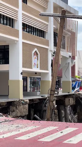 25 ก.ย.68 โฆษกตร. เผย อาคาร สน. สามเสนต้องรอการประเมินจากผู้เชี่ยวชาญว่าจะสามารถใช้งานต่อได้หรือไม่ ขณะที่ ผบ.ตร. รอ คณะกรรมการฯ เคาะทุบหรือ ซ่อม สน.สามเสนแห่งใหม่ มูลค่า 40 ล้านบาท ด้านนายกสมาคมวิศวกรโครงสร้าง รับ หวั่นฝนตกเปลี่ยนดินเป็นของเหลว ทำอาคาร สน.สามเสน ทรุดตัวเพิ่ม #ตามไปไหน #คลิปโซเชียล #วัชรา #Watchara #นักข่าว #นักข่าวภาคสนาม 