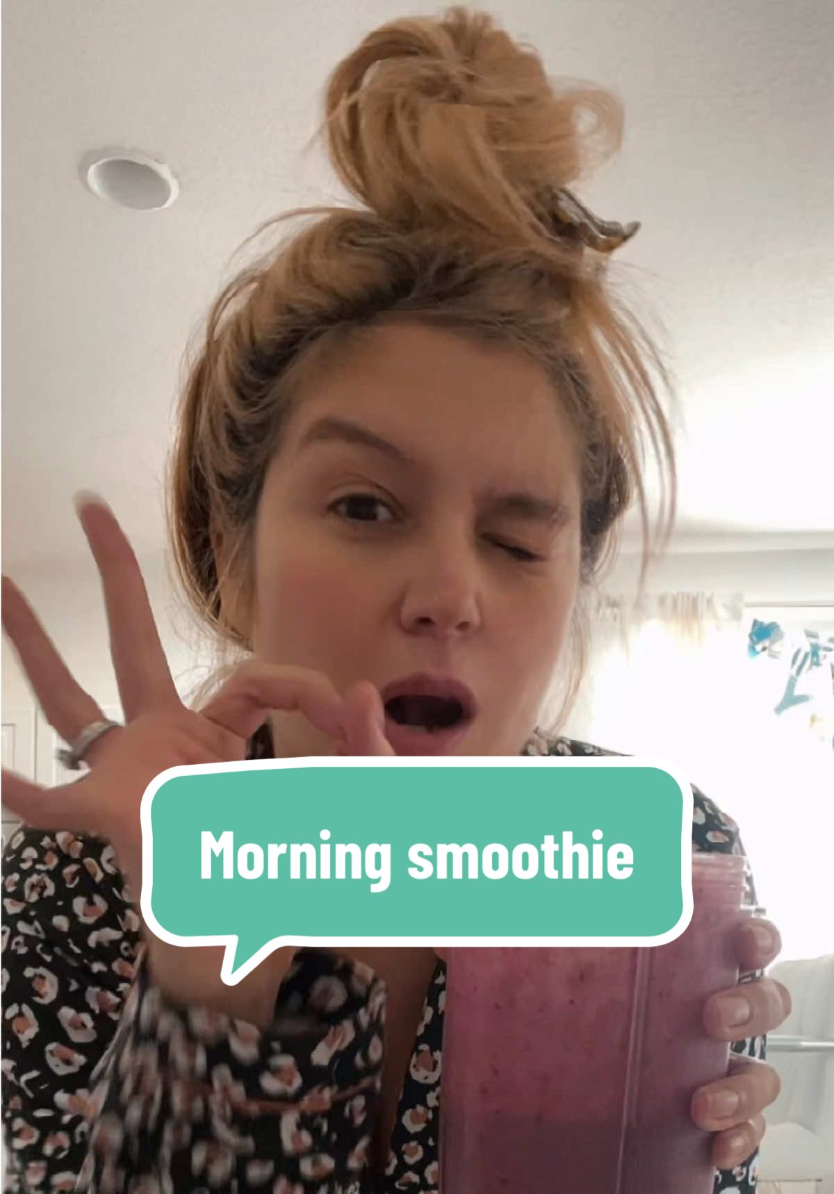 At least I can lose weight. 💁🏼‍♀️😋  #1monthpostpartum #morningsmoothie #momof3 