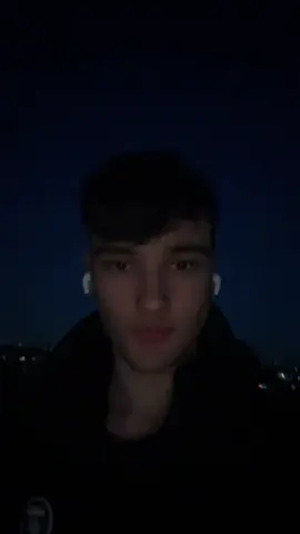 Guys why is it not working properly, is it because it’s low light, is ot because my AirPods are in, am I doing it WRONG.. #trending #iphone #iphone17pro #apple #fyp 