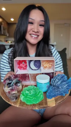 ✨ The Wicked Wonder Bundle has arrived! A 10-piece limited edition collection. Inside you’ll find bold flavors like: 💜 Ube Coconut 🥛 Horchata 🍓 Strawberry Kiwi 🍊 Blood Orange + Jam 🍍 Pineapple Guava + Jam 🌶️ Spicy Pineapple + Jam Hauntingly beautiful shapes: 💀 Skull/🔺 Skull Pyramid 🐉 Dragon 🌸 Peony ✨ Sizzle Glitter #Silkygem #crystalcandy #candy #snack #wickedwonder 