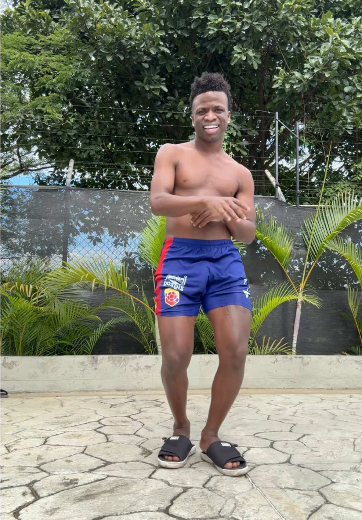 Tarde de piscina y baile 🕺🏾🏊🏾‍♂️ . #baile #mundo #vinijr #viraltiktok #brasil 