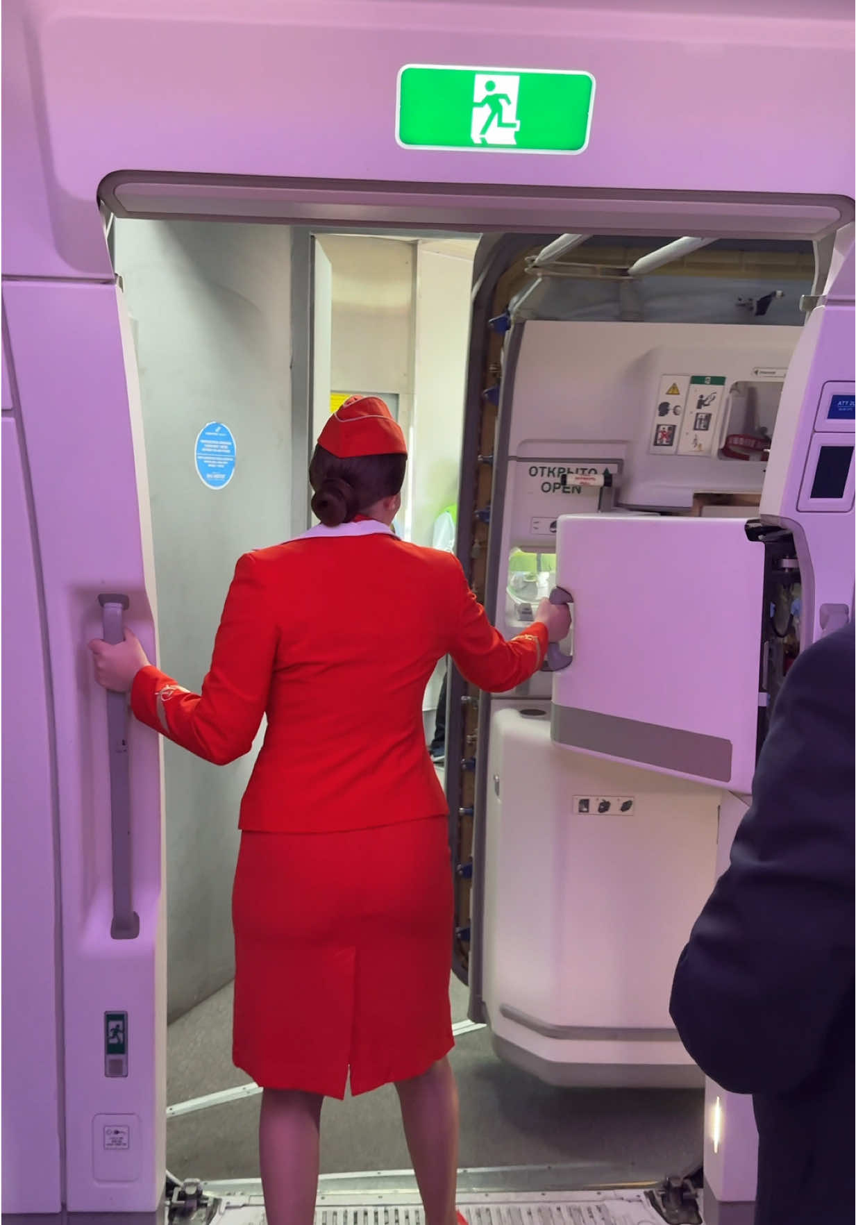 Закрытие двери Airbus A350 авиакомпании Аэрофлот 🛫 Бортпроводник-стажер Диана закрывает дверь Airbus A350-900 авиакомпании Аэрофлот под контролем бортпроводника-инструктора Виктора на рейсе из Денпасара (Бали) в Москву. ✈️ #aeroflot #aviation #cabincrew #aeroflotcabincrew 