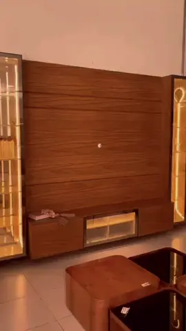 ✨Transforme sua sala em um verdadeiro cinema em casa! 🎬📺 Design moderno, iluminação LED e muito espaço para sua TV de até 90”!      #sala #estante #elegancia #utilidades #offwhite 