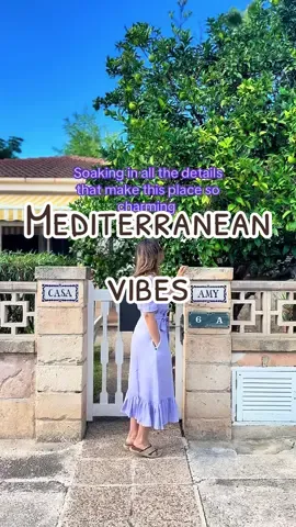 For me one of the best things about going abroad is to admire the architectural details and all the cute little things that make those places have so much charm and personality 