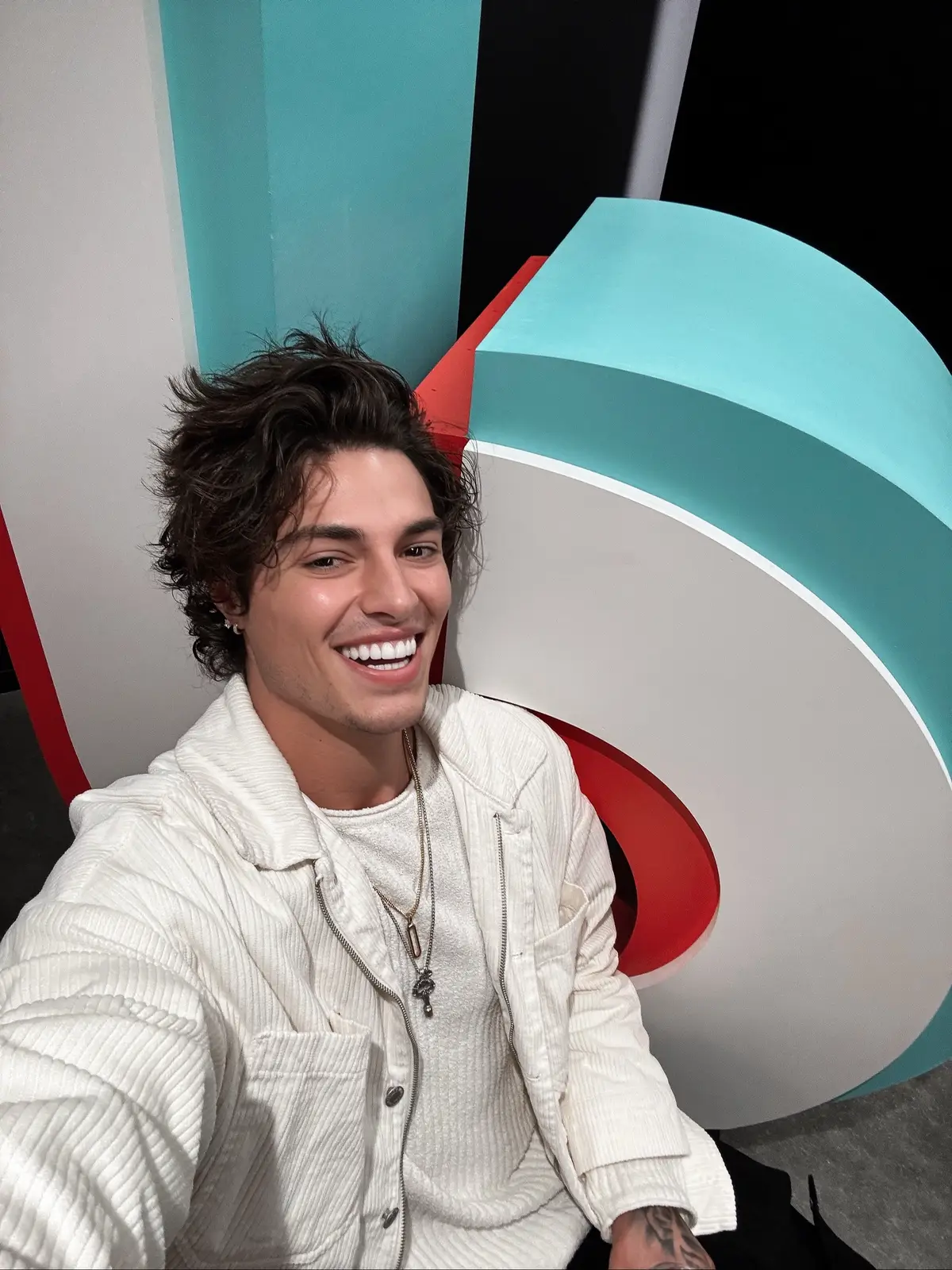 I’m performing LIVE on @TikTok’s official live Friday Sep 26th at 7PM PT🎤🎸 After my performance, I’ll be a judge on TikTok’s new “Next Up: Live Music” talent show! Tune in LIVE to @TikTok or @TikTokLive_US at 7:00pm PT/10:00pm ET on September 26 to catch the finale and witness the next star rise! #nextuplivemusic 