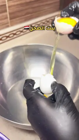 بنت الصحن 🤤🇾🇪♥️الطريقه(كوبين ماء دافي،بيضه كامله،بيضتين بياض البيض وصفار على جنب ملعقه صغيره ملح ملعقتين سكر،ملعقه صغيره خميره،ربع الكاسه زيت وربع الكاسه سمن و٦ اكواب دقيق ونعجبن الين تتماسك العجينه ونخليها ترتاح نص ساعه وبعدين نكورها كرات متساويه ١٦ وحده او ١٣ ع حسب الكميه وعلى جنب نذوب الزبده مع سمن ونسويه العجينه نفس الي بالفيديو ونكرر طبقات واخر شي صفار البيض وحبه البركه ونغطيها بقصدير بس ما نخليه يلصق بالعجينه من تحت على درجة حراره 180 لمدة 20 دقيقه واخر شي من فوق الين تاخد لون وبس بالعافيه واخر شي عسسل وبالعافييييه 🤤🇾🇪♥️♥️♥️.#اكسبلوررررررر #هاشتاقات_تيك_توك_العرب #بنت_صحن #طبخ #اكلات_يمنية 