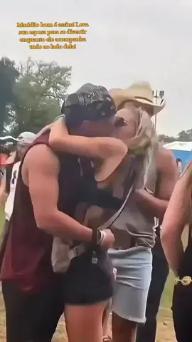 Maridão bom é assim! Leva sua esposa para se divertir enquanto ele acompanha tudo ao lado dela!  #viral #fap #esposa #esposa #casada 