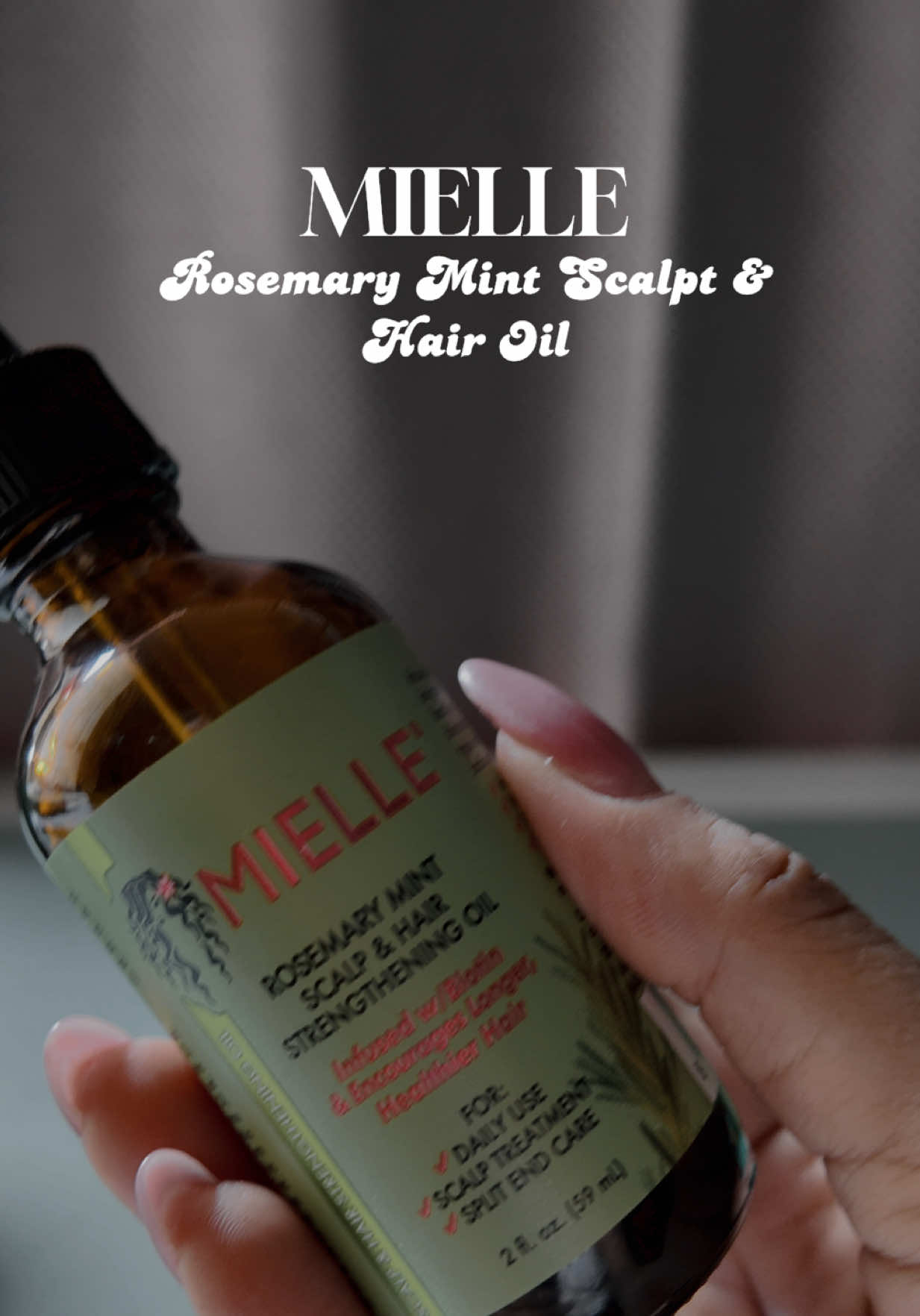 🌱 Durante 1 mes estuve probando el aceite de romero y menta de @Mielle Organics como scalp treatment y tenía que mostrarles el resultado. ✨💆🏻‍♀️ Lo que me gusta es que no es solo un aceite para el cabello, sino un tratamiento para el cuero cabelludo: nutre la raíz, estimula el crecimiento y ayuda a mantenerlo sano desde adentro Está fue recomendación de mi BFF que ojalá pronto se abra su tik tok y nos comparta tips ✨ #HairCare #HairTok #RosemaryOil #MielleOrganics #ScalpCare