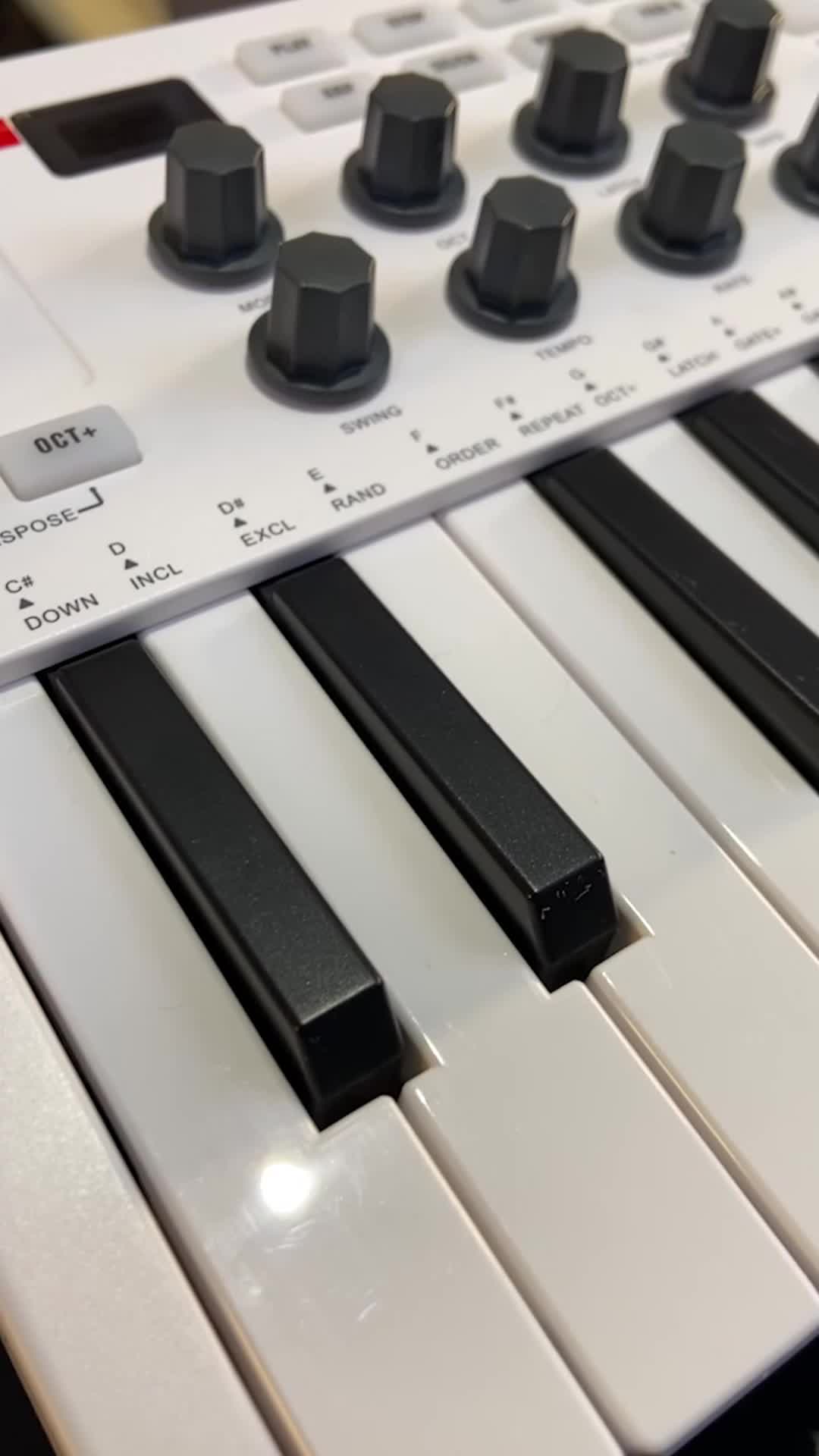 Leve sua criatividade para qualquer lugar com o M-Vave SMK-25 Mini! 🎹 Compacto, sensível à velocidade e cheio de controles intuitivos como pitch bend, modulação e arpejador — ideal para estúdios, lives ou produções #ControladorMIDI #MVaveSMK25 #MVShow #MVave #MIDIController